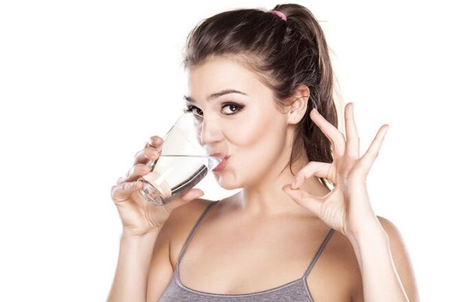 bere acqua per eliminare i parassiti