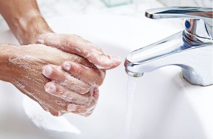 lavaggio delle mani per prevenire l'infestazione da parassiti