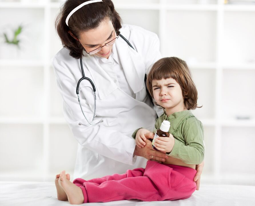 il medico esamina il bambino per i sintomi dei vermi