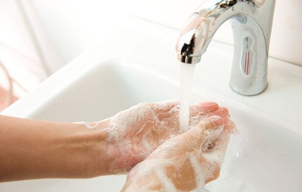lavaggio delle mani per prevenire l'infezione da vermi