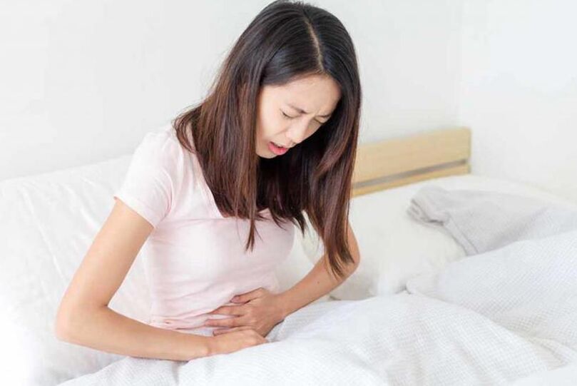 Il dolore addominale è un sintomo comune di infezione da vermi. 